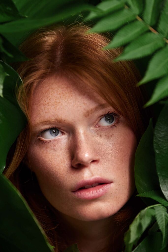 Beautyshooting im Fotostudio mit tropischen Blättern und einem Model