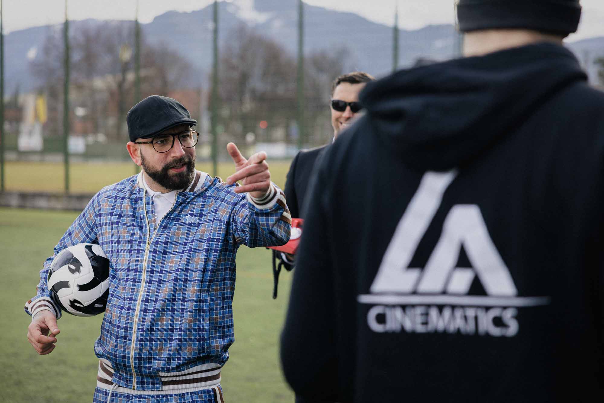 Christopher Seiler spielt einen Fußballtrainer beim Dreh für den Werbefilm