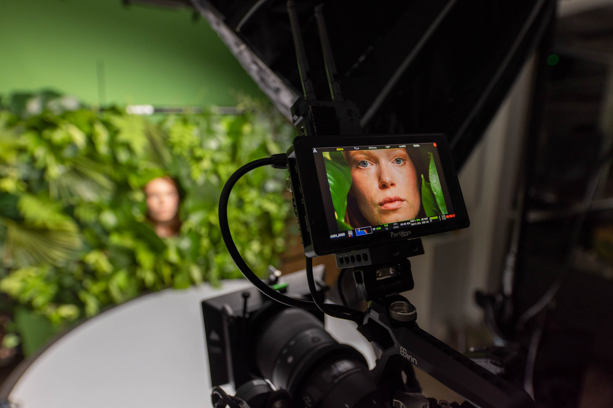 Model im Kamerascreen. Am Set einer Filmproduktion.