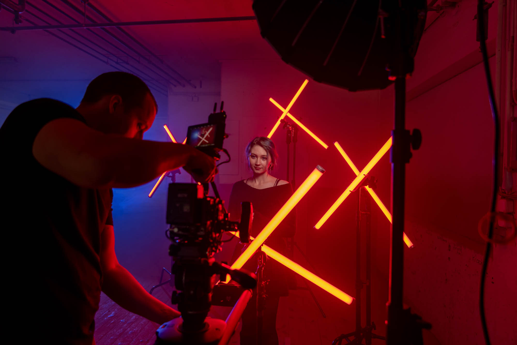 Model umgeben von Nebel und Lichtern. Am Set einer Filmproduktion und eines Fotoshootings mit Fotograf.