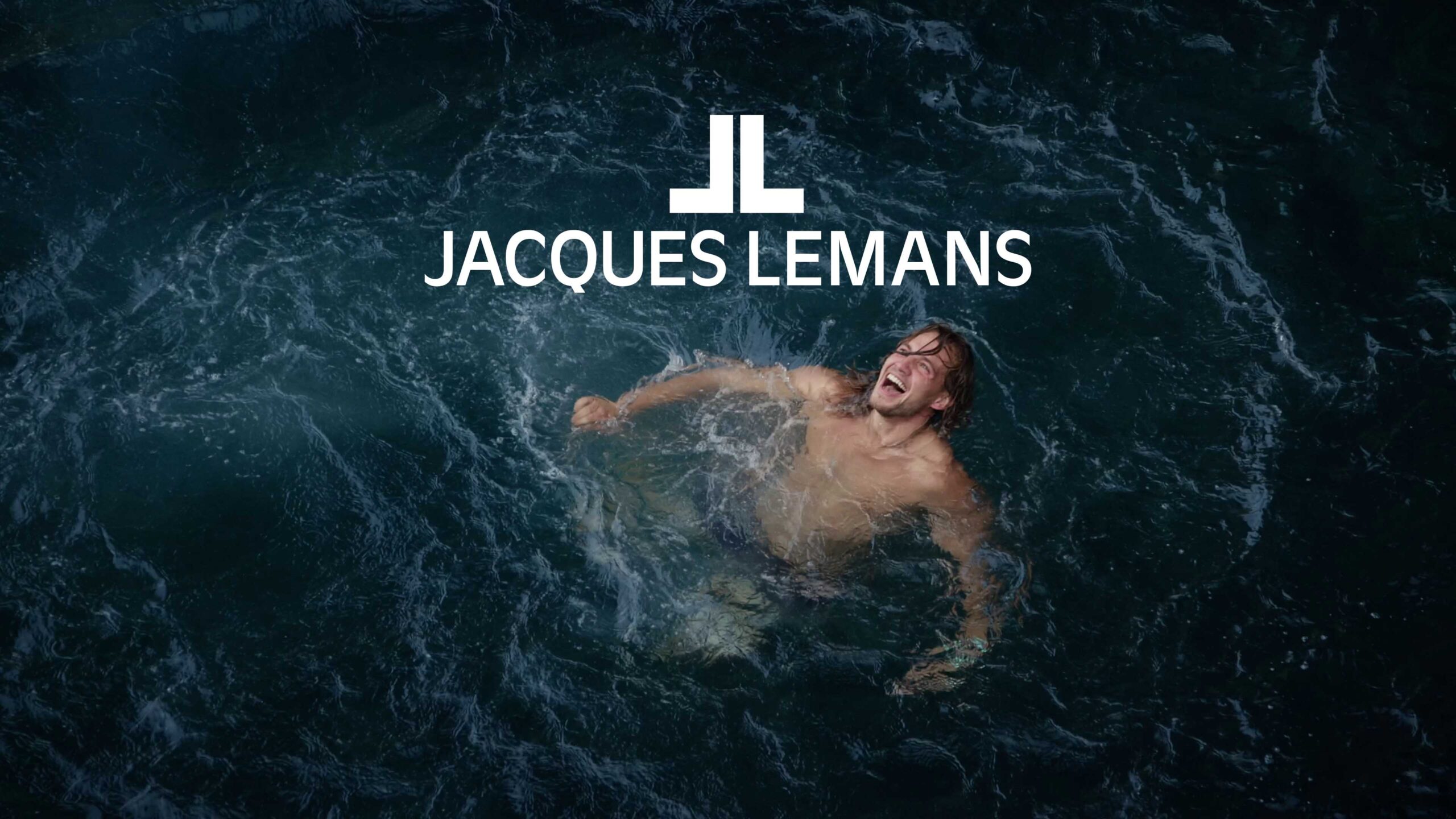 Klippenspringer Ossy ist im Wasser für den Werbefilm von Jaques Lemans und LA-Cinematics